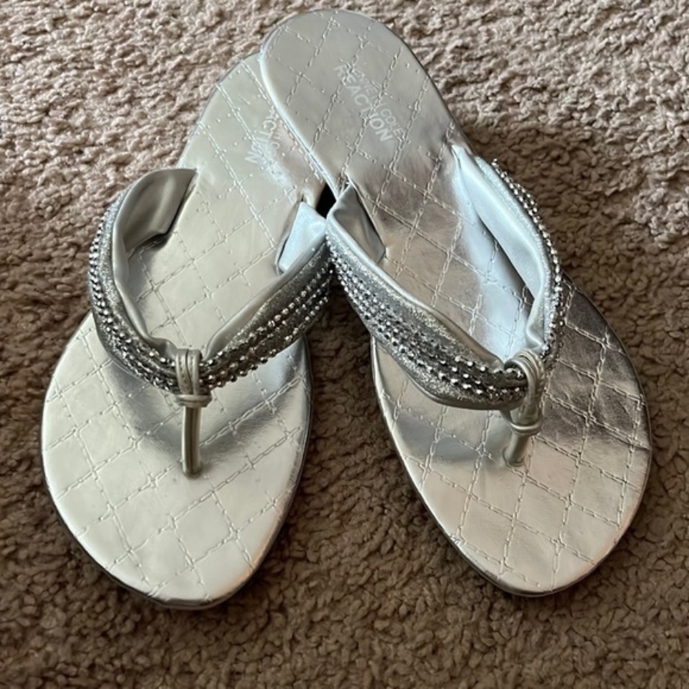 Kenneth Cole Reaction silver sparkle slip on sandals NWOT size 6.5